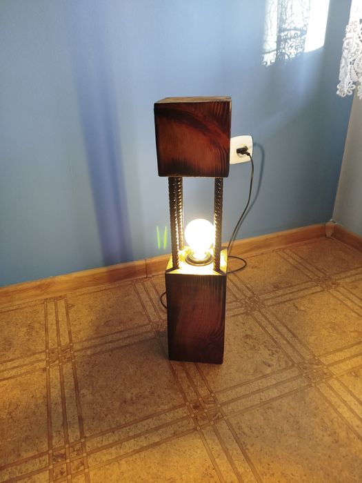 Lampa z drewna stojąca rękodzieło