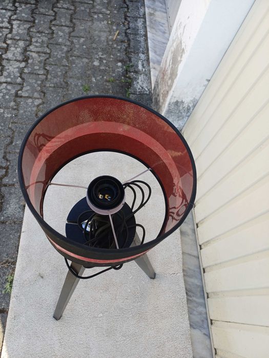 Candeeiro de pé com tripé de madeira e abajur em tecido