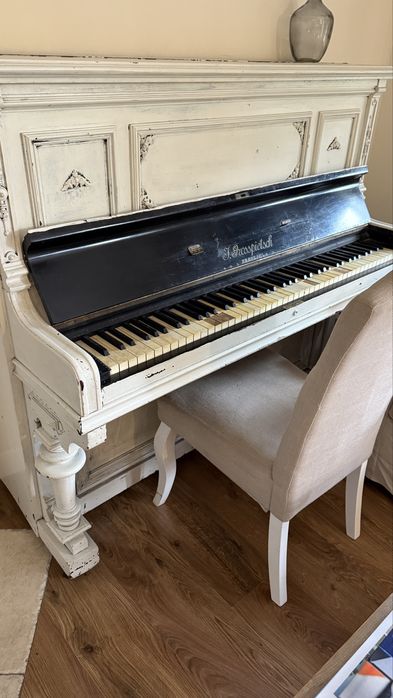 Piekne stare pianino