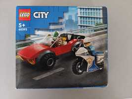Klocki LEGO 60392 City - Motocykl policyjny - pościg za samochodem