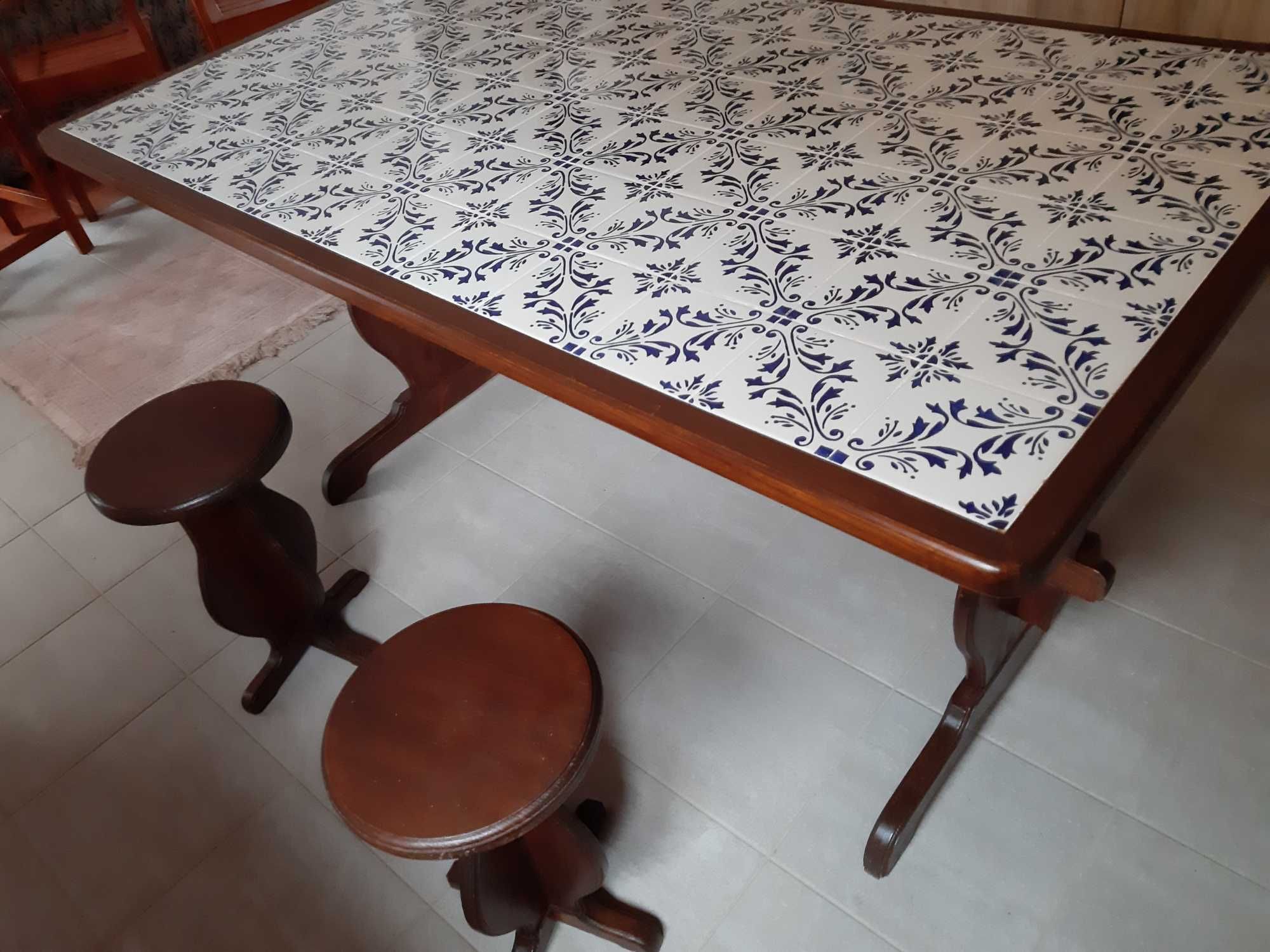 Mesa de cozinha em madeira e azulejos