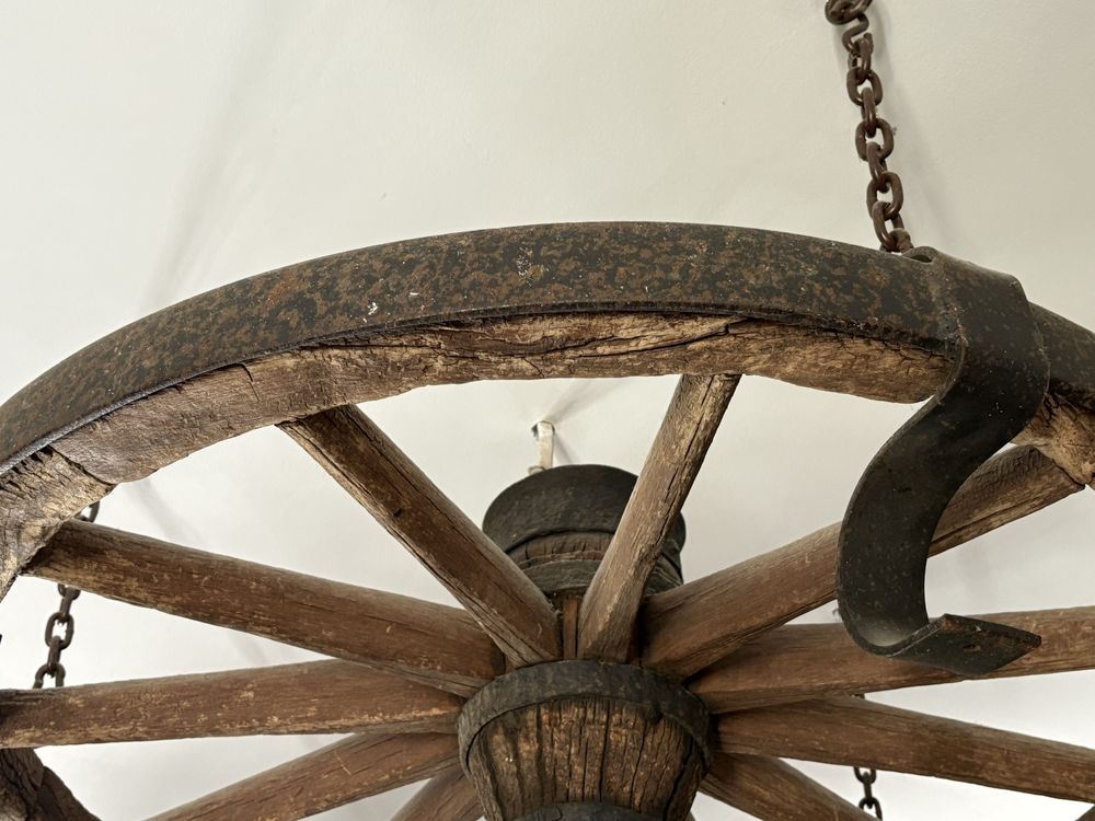 Lampa z koła od wozu, wystrój rustykalny