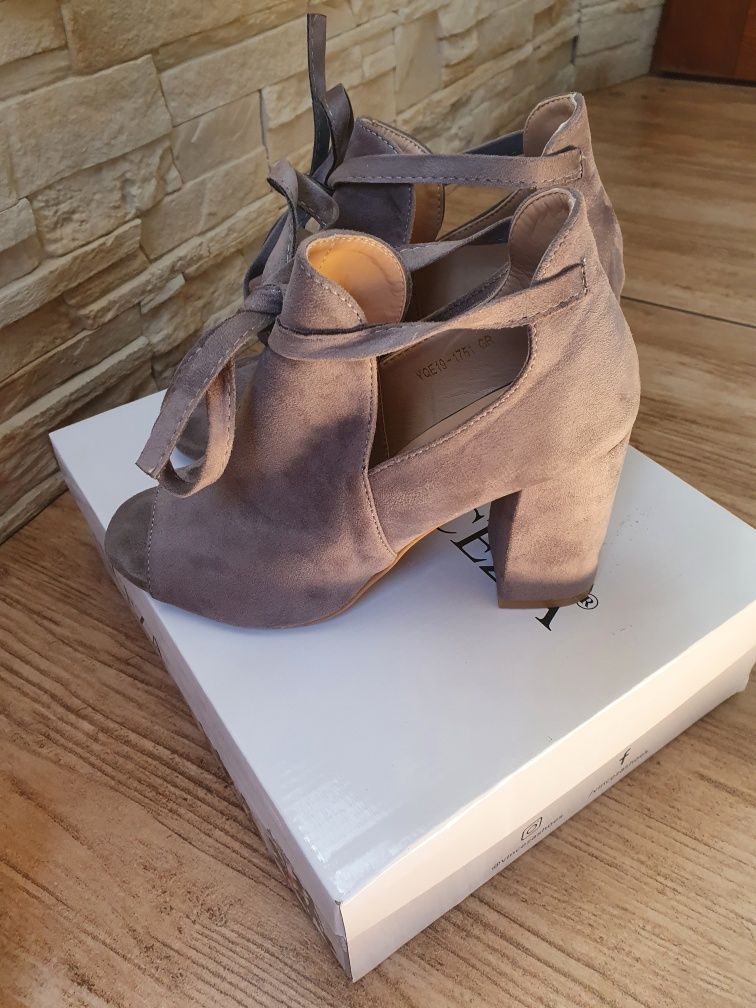 Buty na obcasie 37