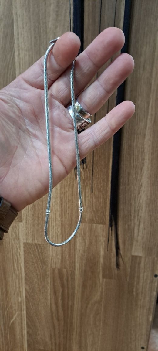 Fio gargantilha Pandora em prata.