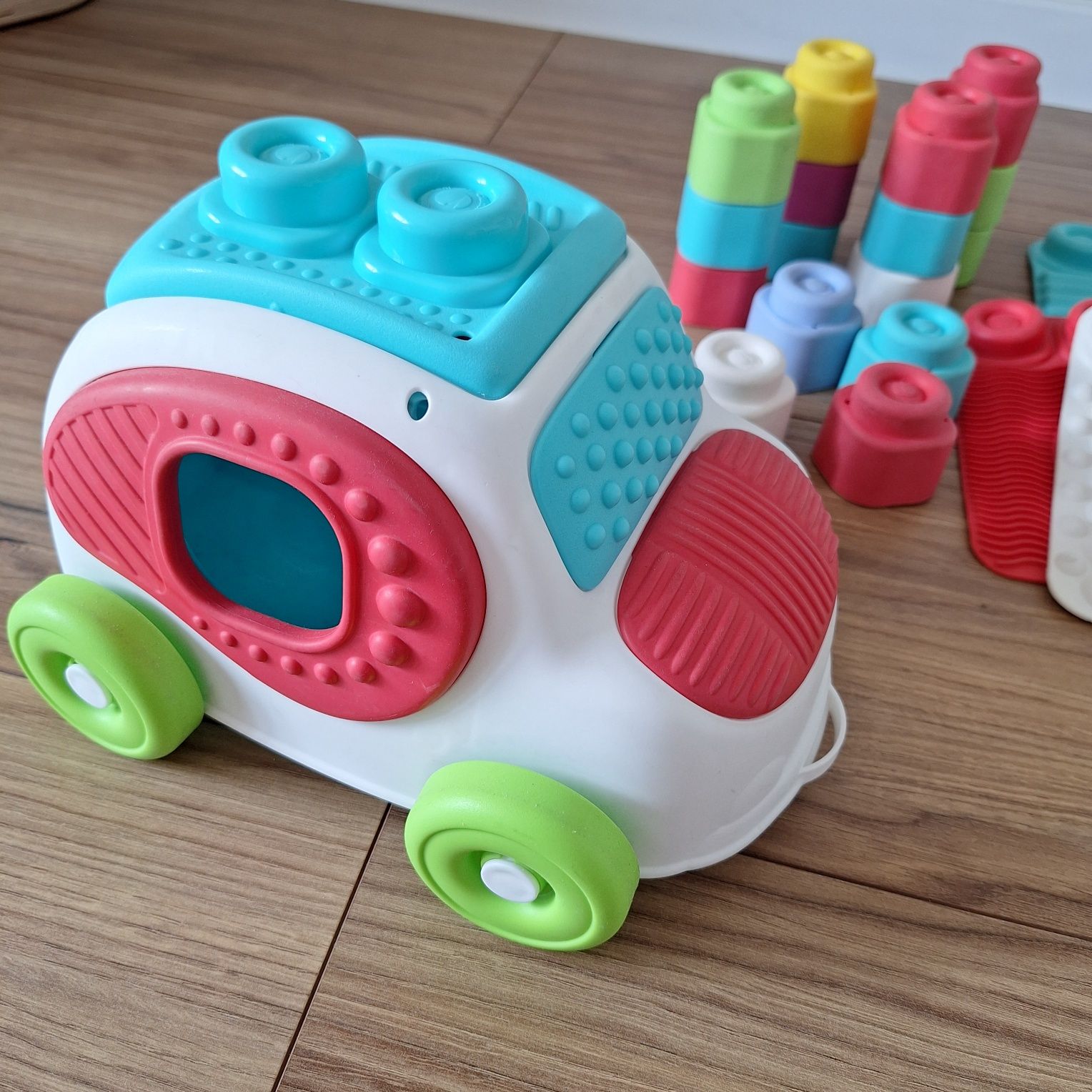 Clemmy auto + ścieżka sensoryczna + klocki