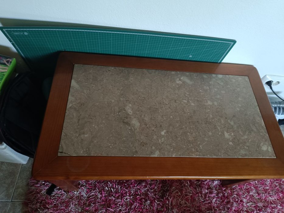 Mesa de centro com tampo de mármore rosa