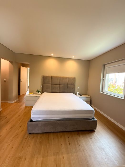 Vendo cama com arrumação, testeira, colchão e mesas de cabeceira