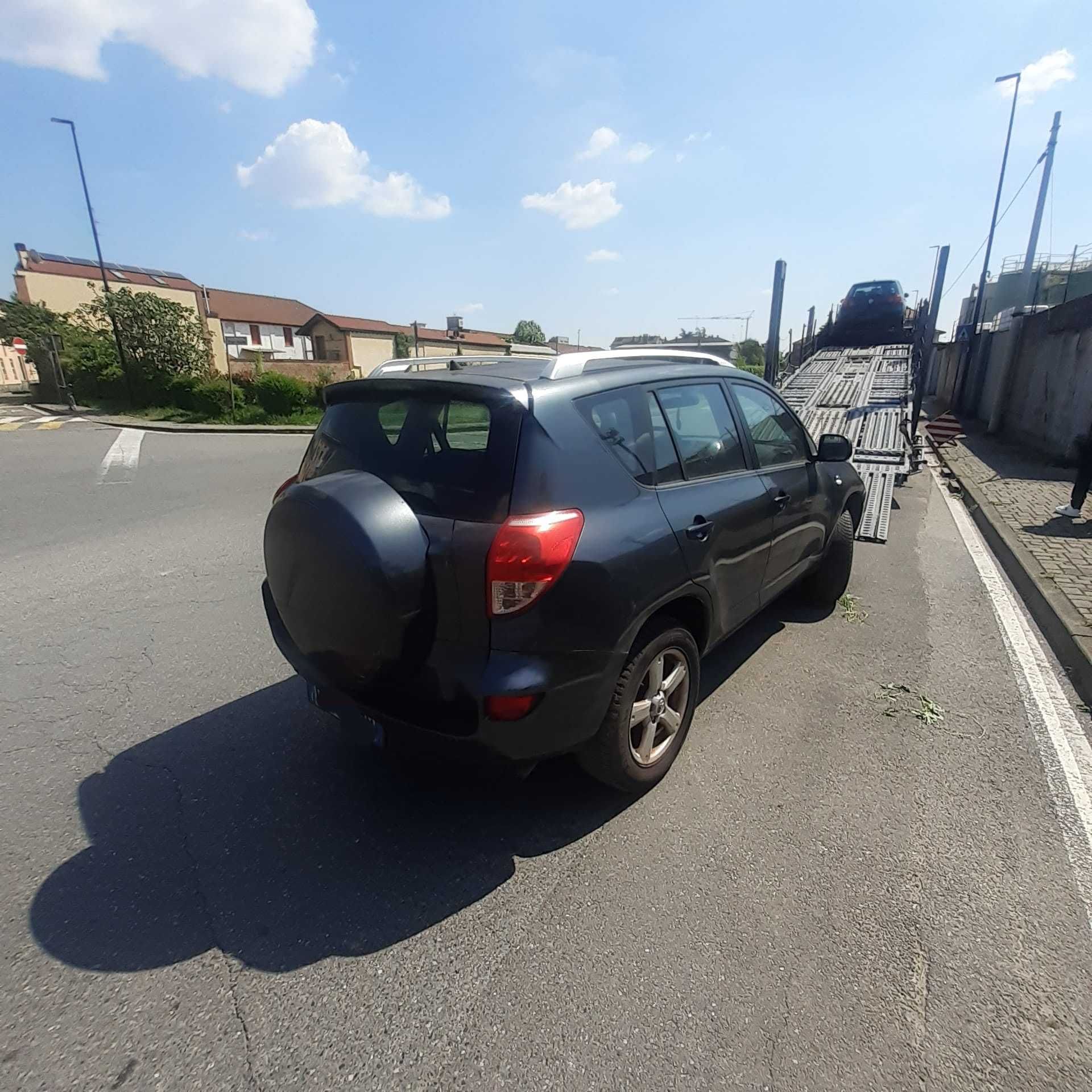 Toyota Rav4 2.2d  Posiadam  inne  auta  z  włoch  całe  i uszkodzone