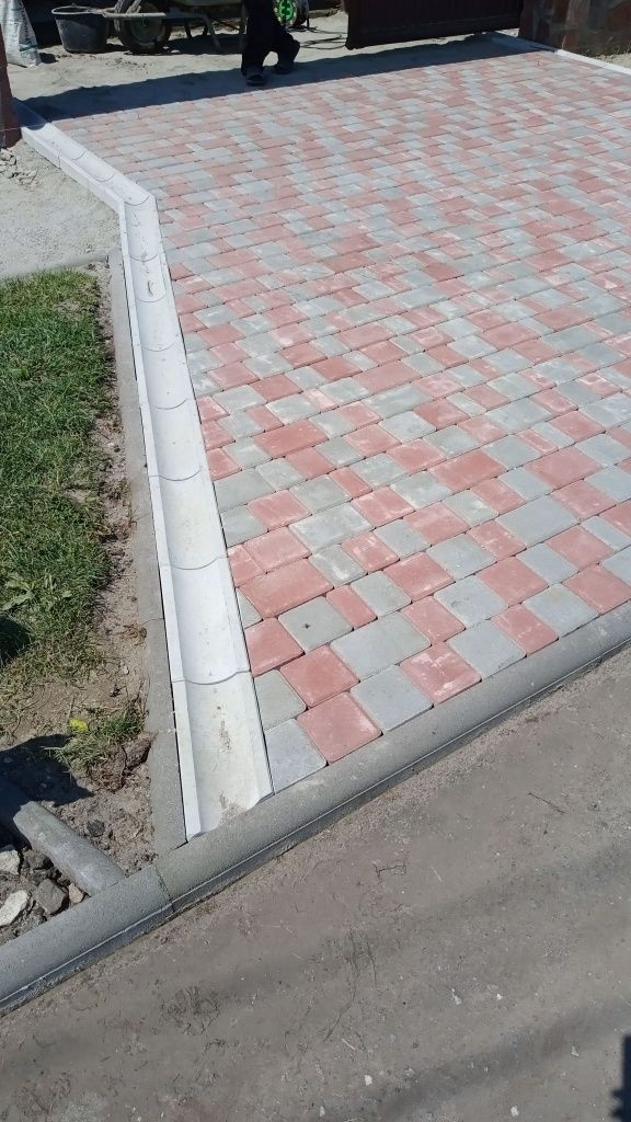 Укладання тротуарної плитки.