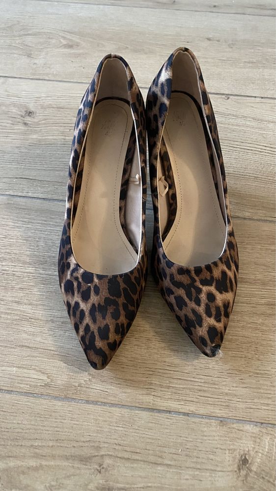 Buty na obcasie w panterkę H&M
