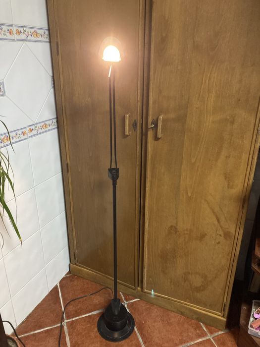 Candeeiro de pé alto com várias posições em bom estado