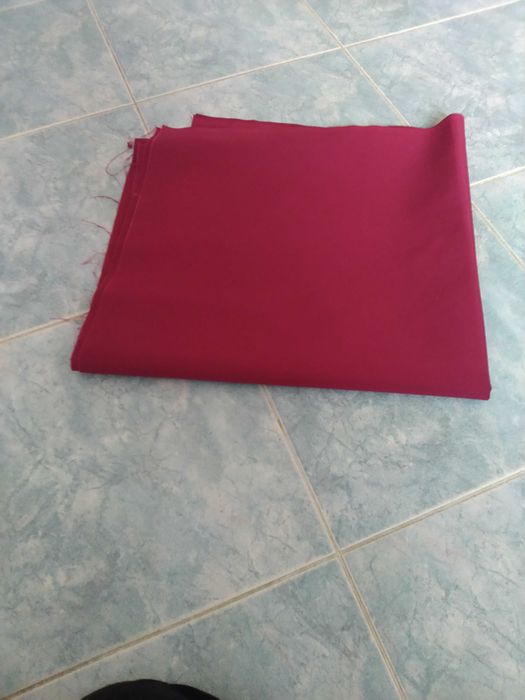 Bordowy materiał 79 x 154 cm