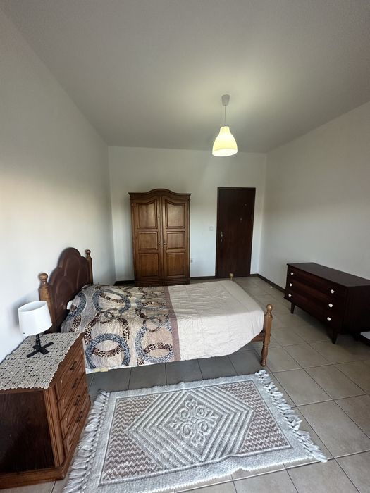 Quarto em T2, com cozinha partilhada no exterior