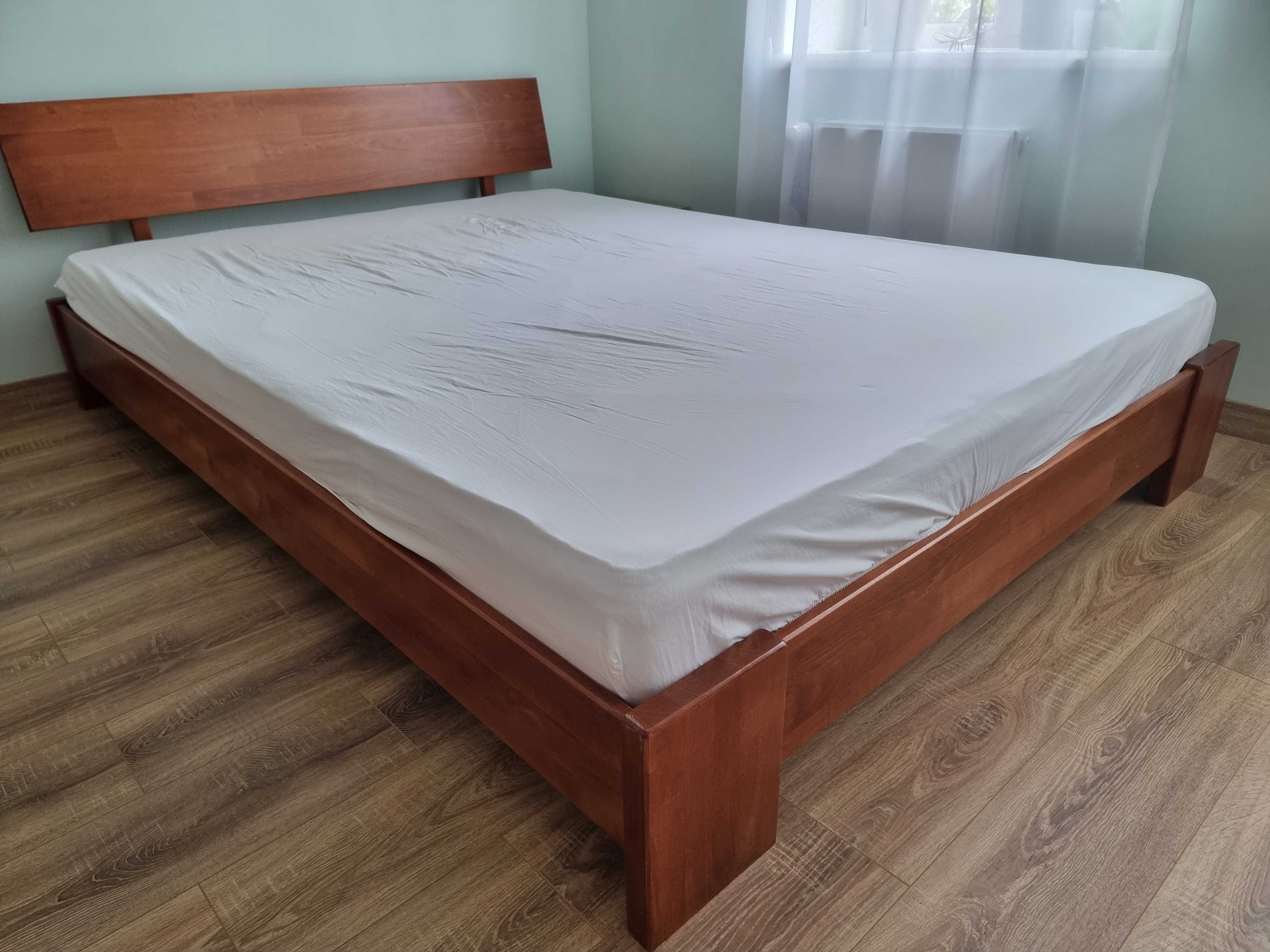 Двоспальне дерев'яне ліжко з матрацом