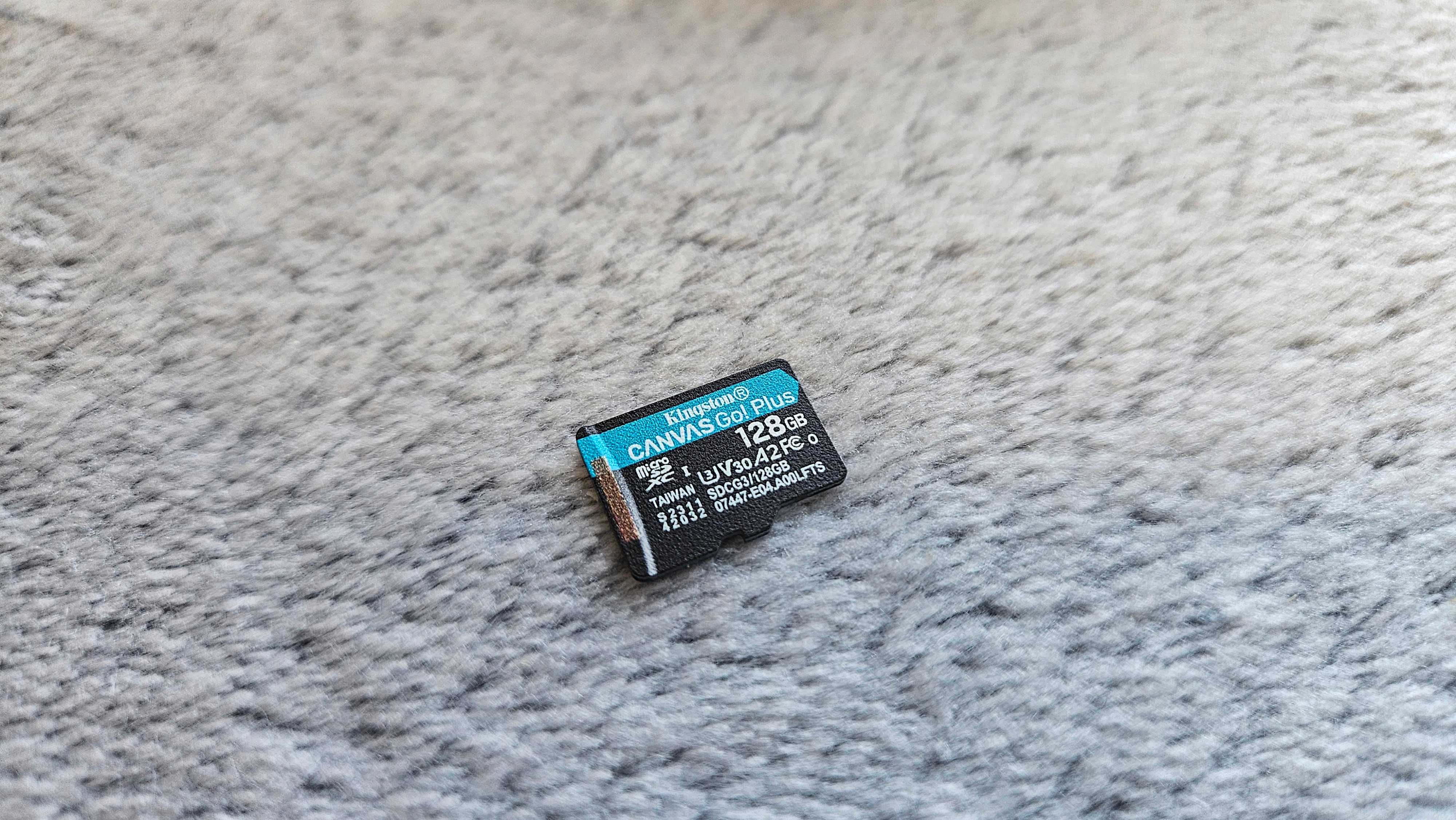 Екшн-камера GoPro HERO11 Black в стані нової та Kingston 128gb