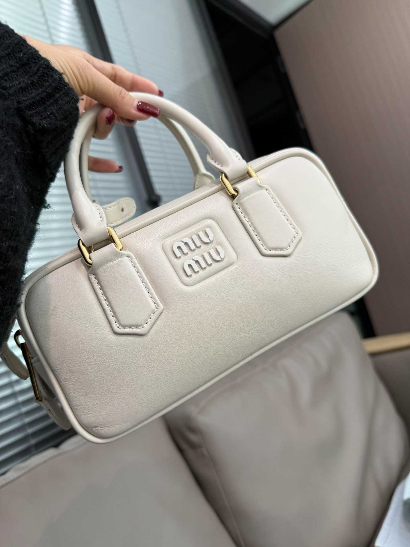 MiuMiu Biała Mała Torba Letnia Trend 2025 Darmowe Zwroty