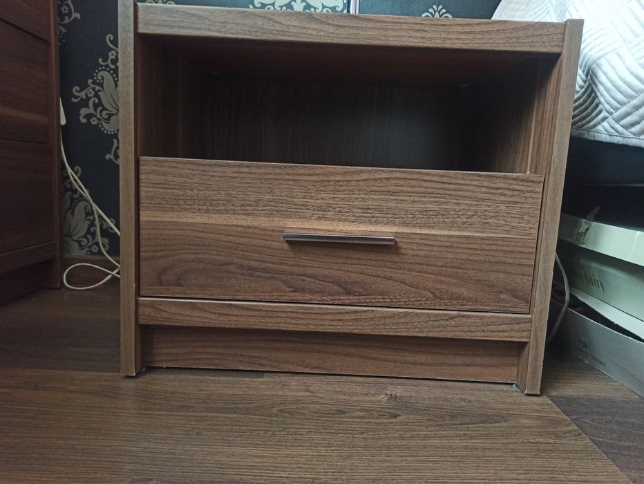 Szafka nocna z szufladą i półką