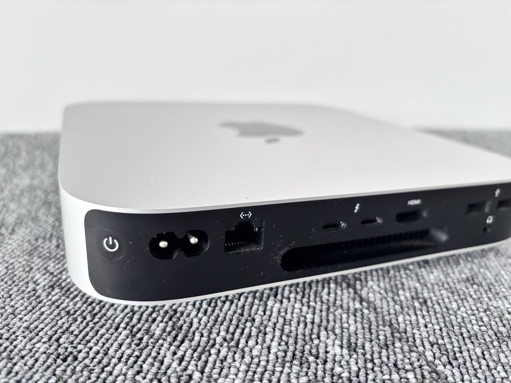 Mac mini M2 16GB/512GB + stacja-mysz-klawiatura
