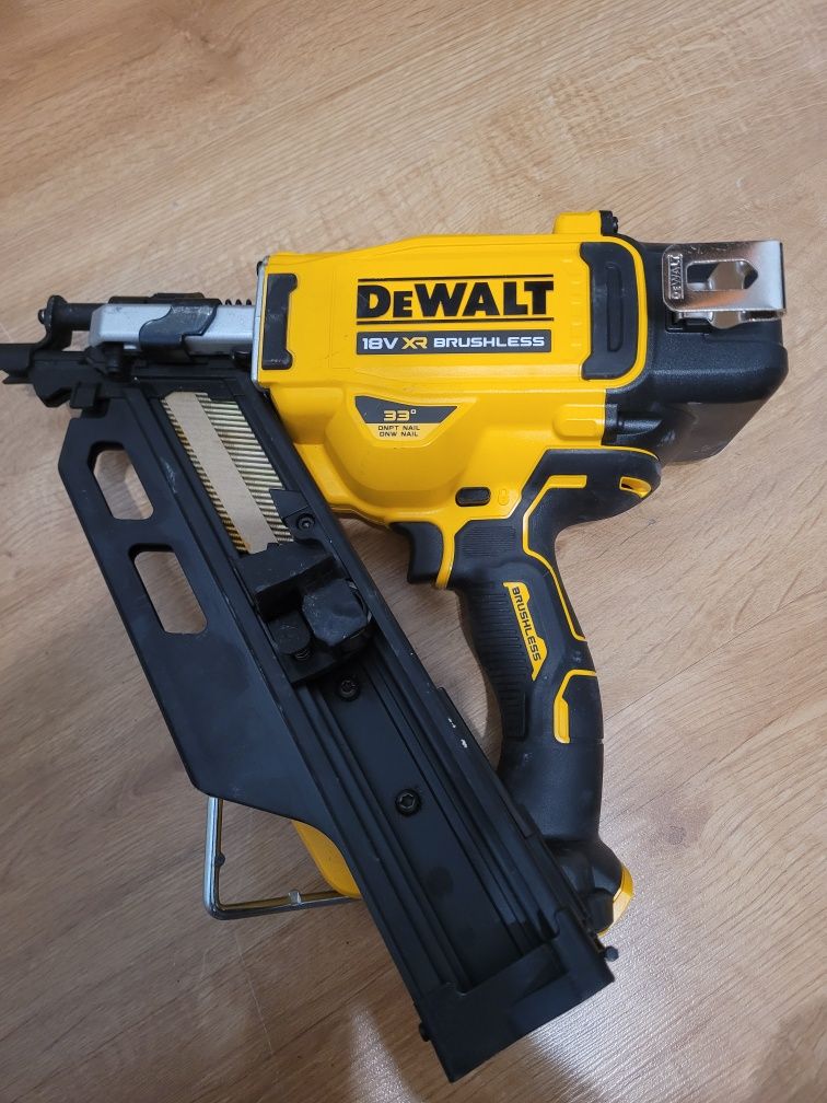 Gwoździarka dewalt DCN930
