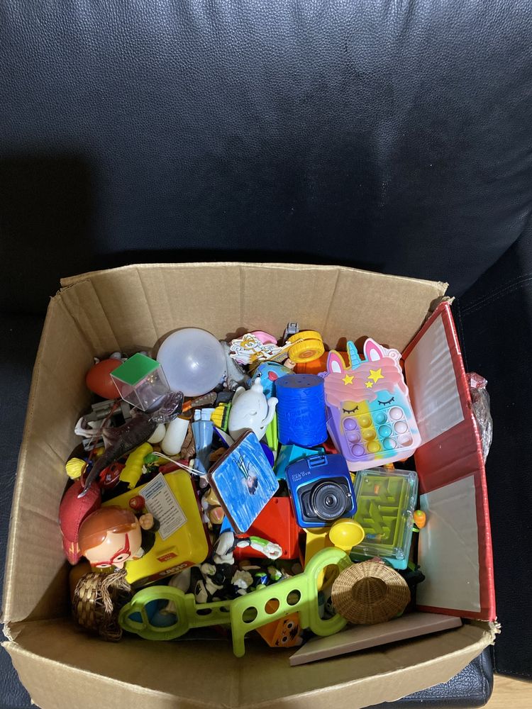 Caixa cheia de brinquedos do jumbo, macdonalds, burger king (tudo)