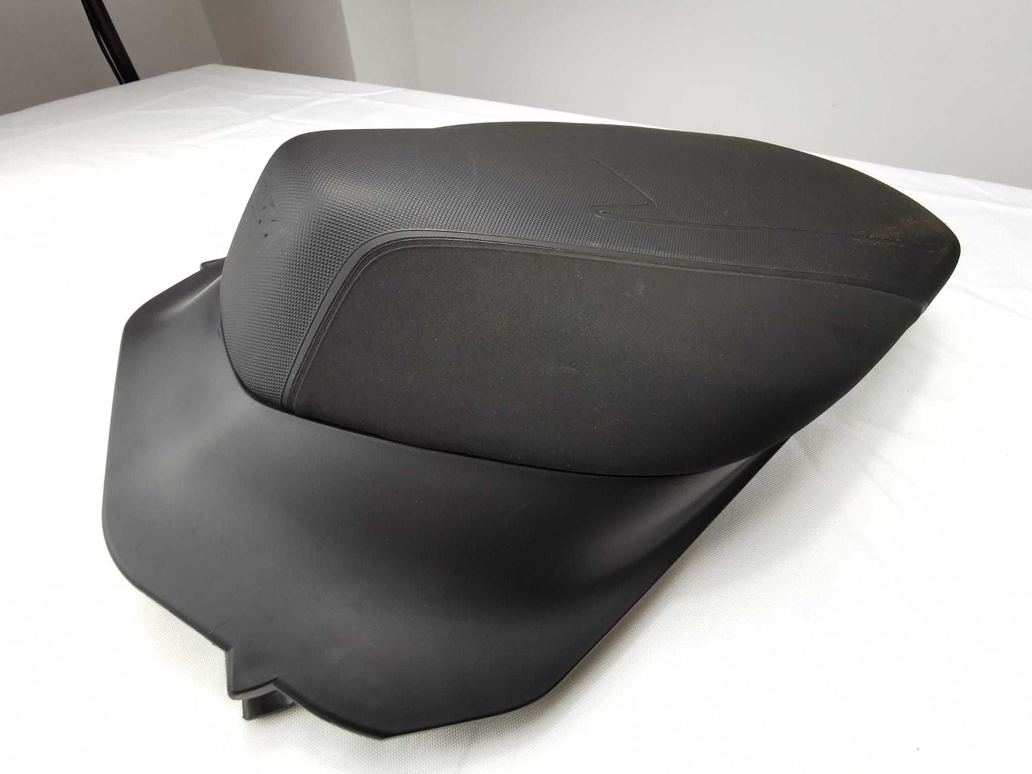 Siedzenie tylne używane do KTM 790 Duke z owiewką plastik tył