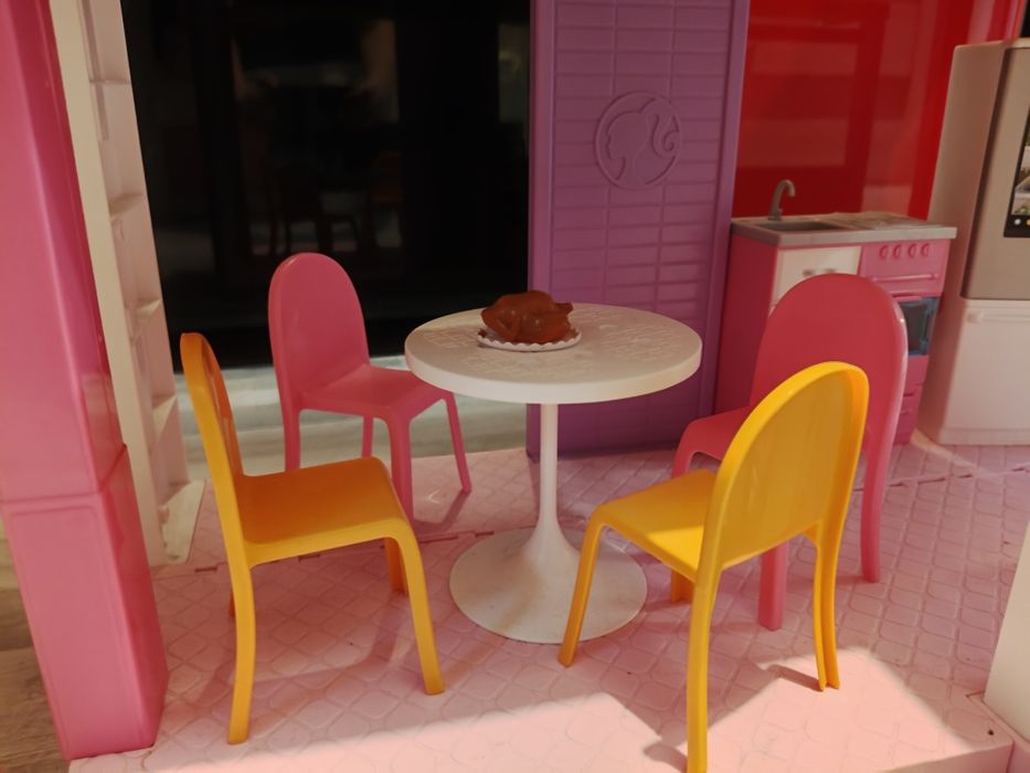 Duży Domek Barbie z zjeżdżalnią 
Z zjeżdżalnia
Ten