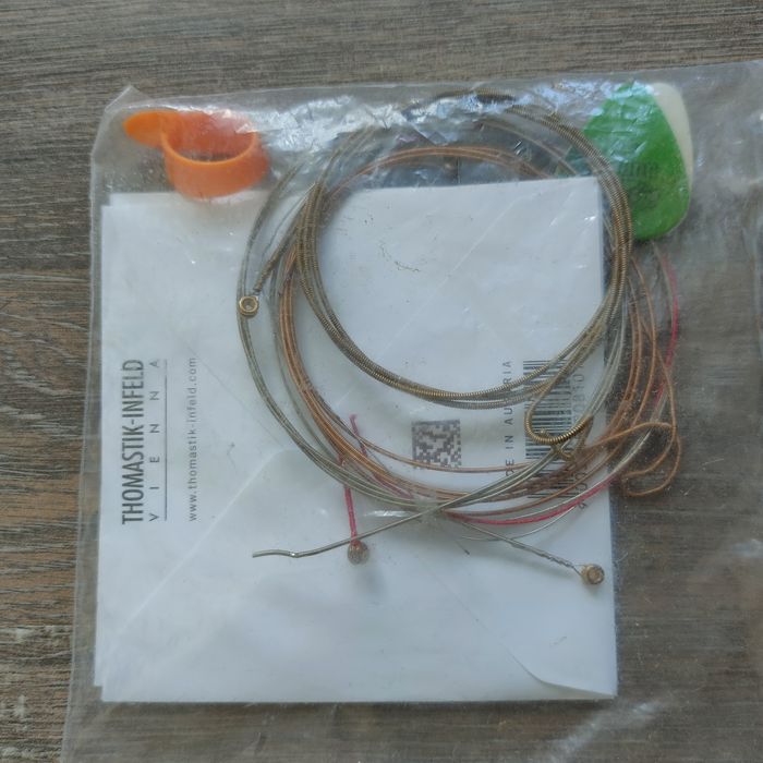 Струны гитарные и крепление ремня