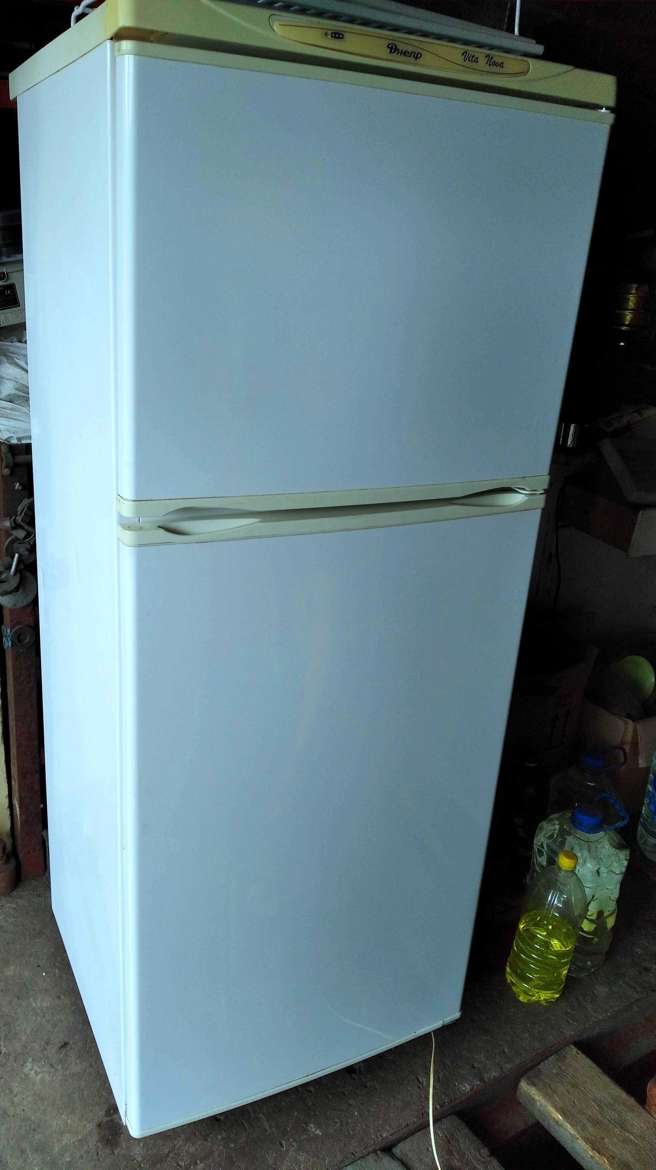 Холодильник 2-х камерный отличный морозит замечательно