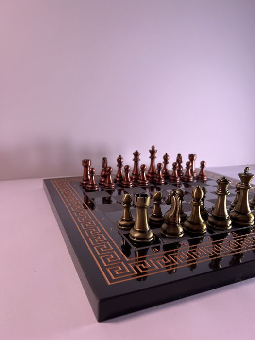 Шахмати з чорного каменю