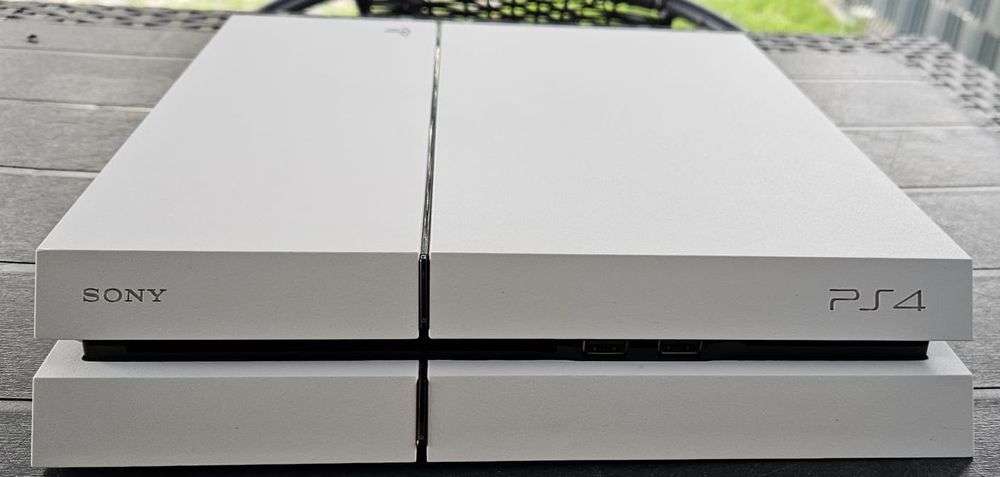 Konsola Ps4 + 2 pady ,okablowanie i gry do wyboru