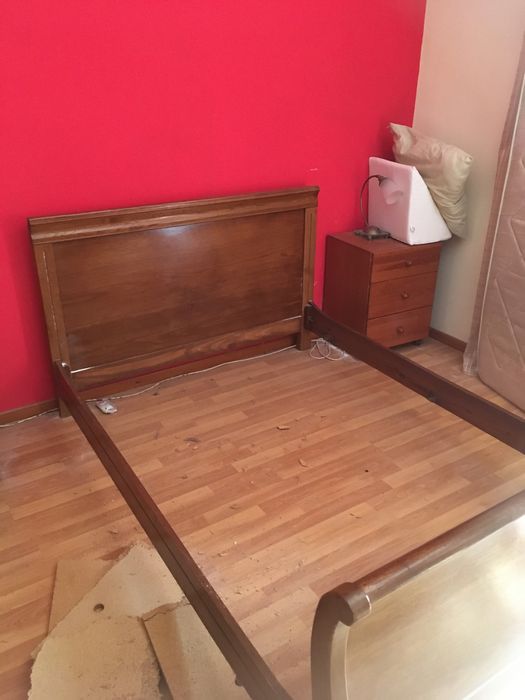 Cama antiga em madeira