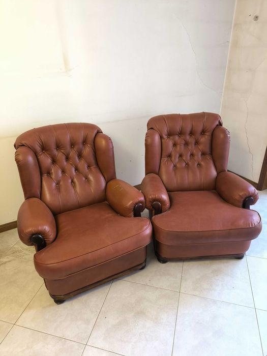 Conjunto de sofás em pele