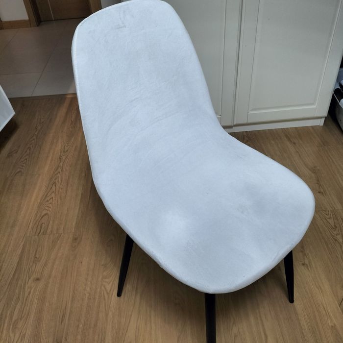 Cadeira de quarto cinza com capa branca amovível