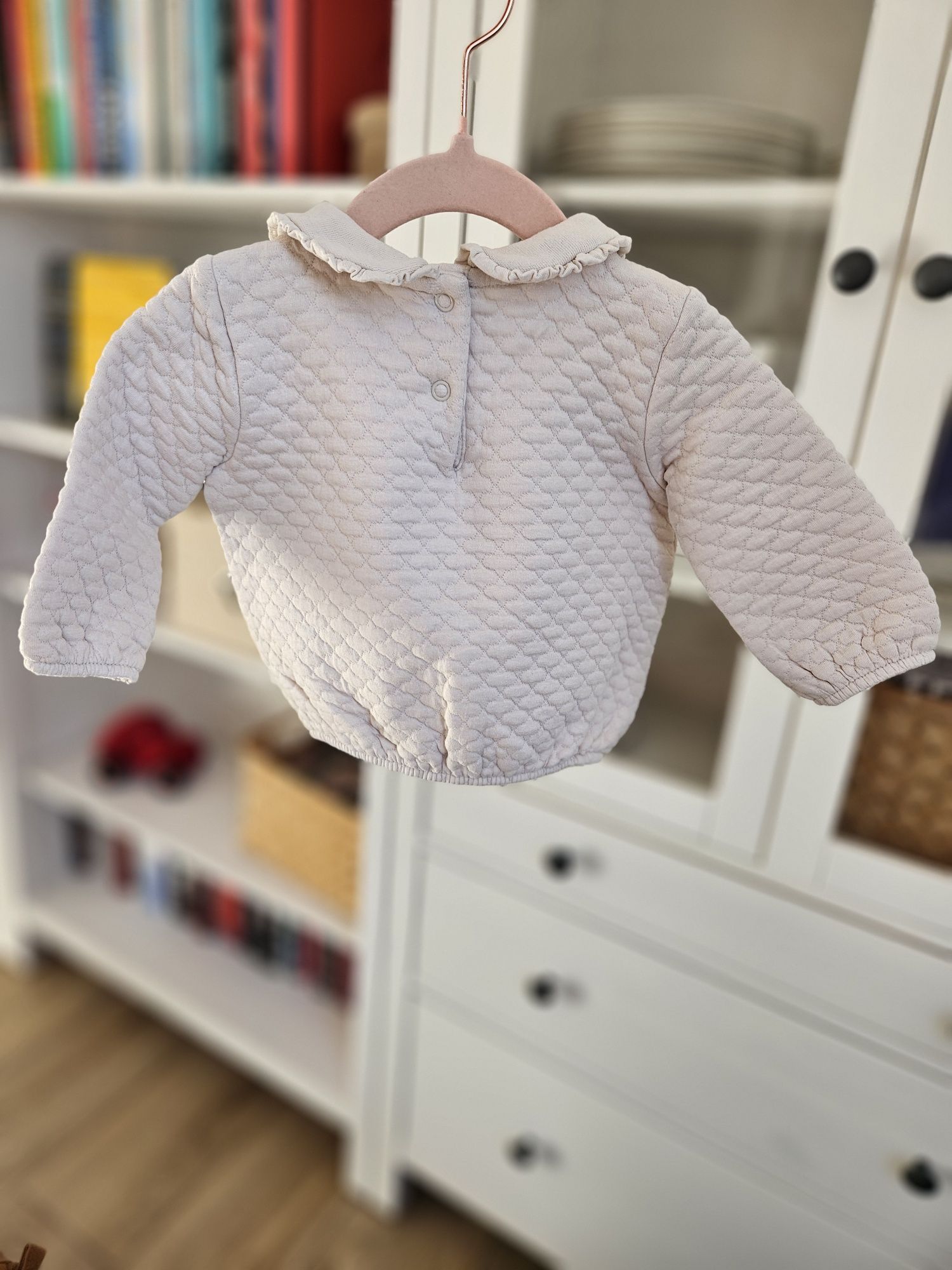 Komplet beżowy w kwiatki C&A rozm. 74 - leginsy i bluza z kołnierzem