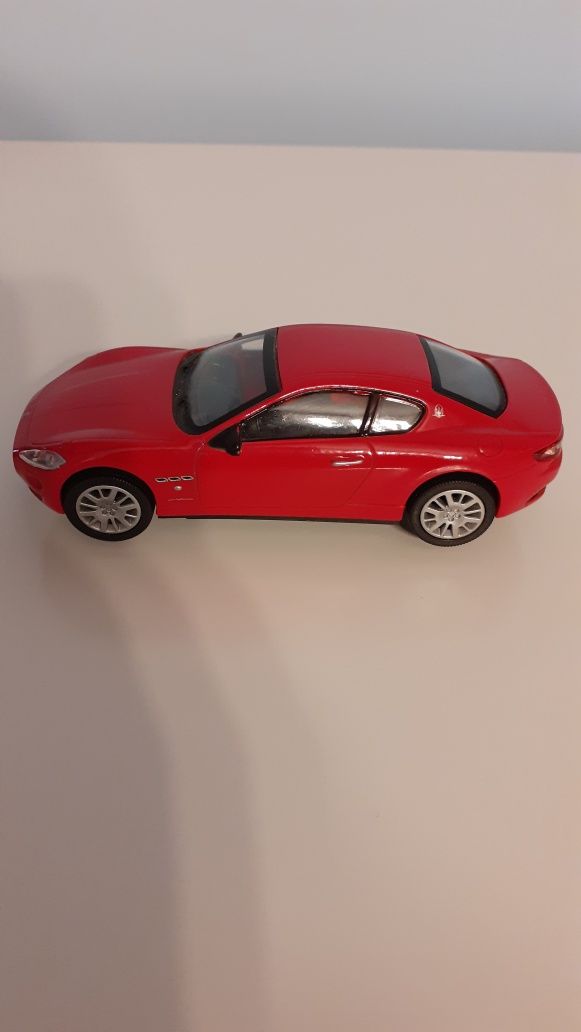 Model czerwone Maserati GranTurismo