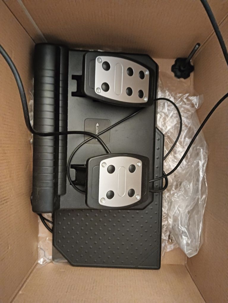 Volante com pedais para PC e PlayStation