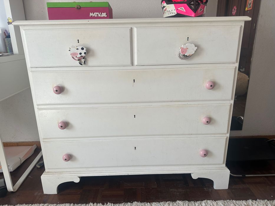 Comoda branca com 5 gavetas
