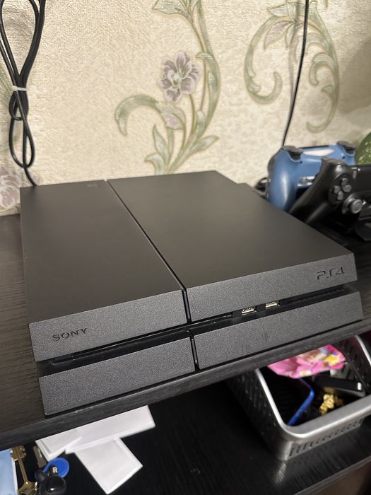 Sony playstation 4 + 2 dualshok + оригінальна зарядна станція