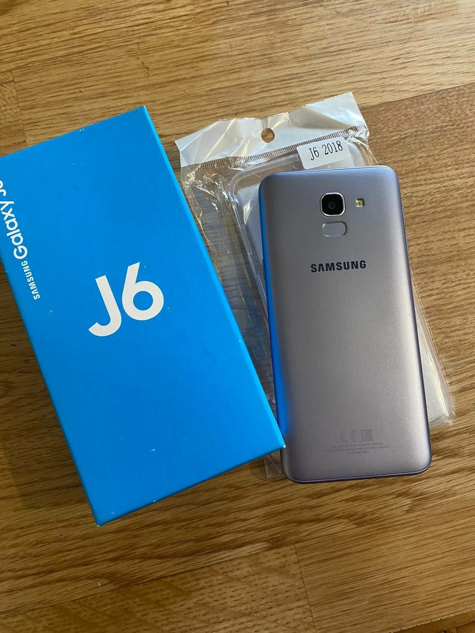 Телефон Samsung J6