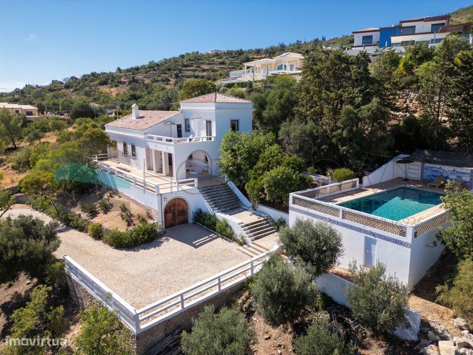 Linda moradia renovada com 4 quartos e piscina