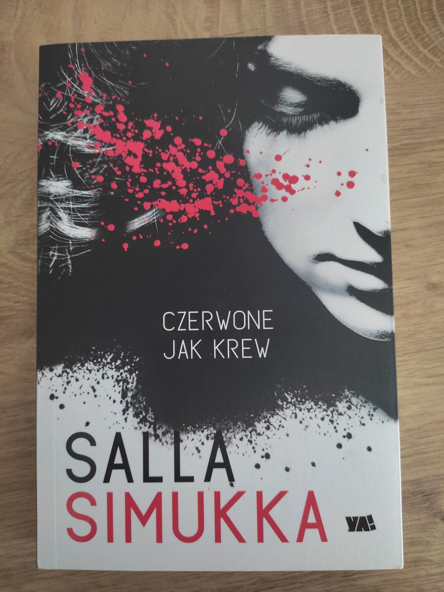 "Czerwone jak krew" (Salla Simukka)