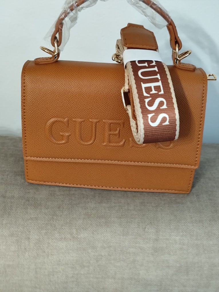 Carteira Guess pequena tem alça tiracolo