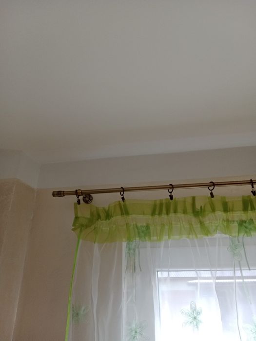 Biała zielona szyfonowa firanka w kwiaty 300x165