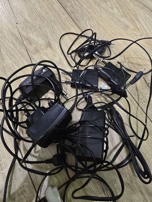 5 starych ładowarek od telefonów