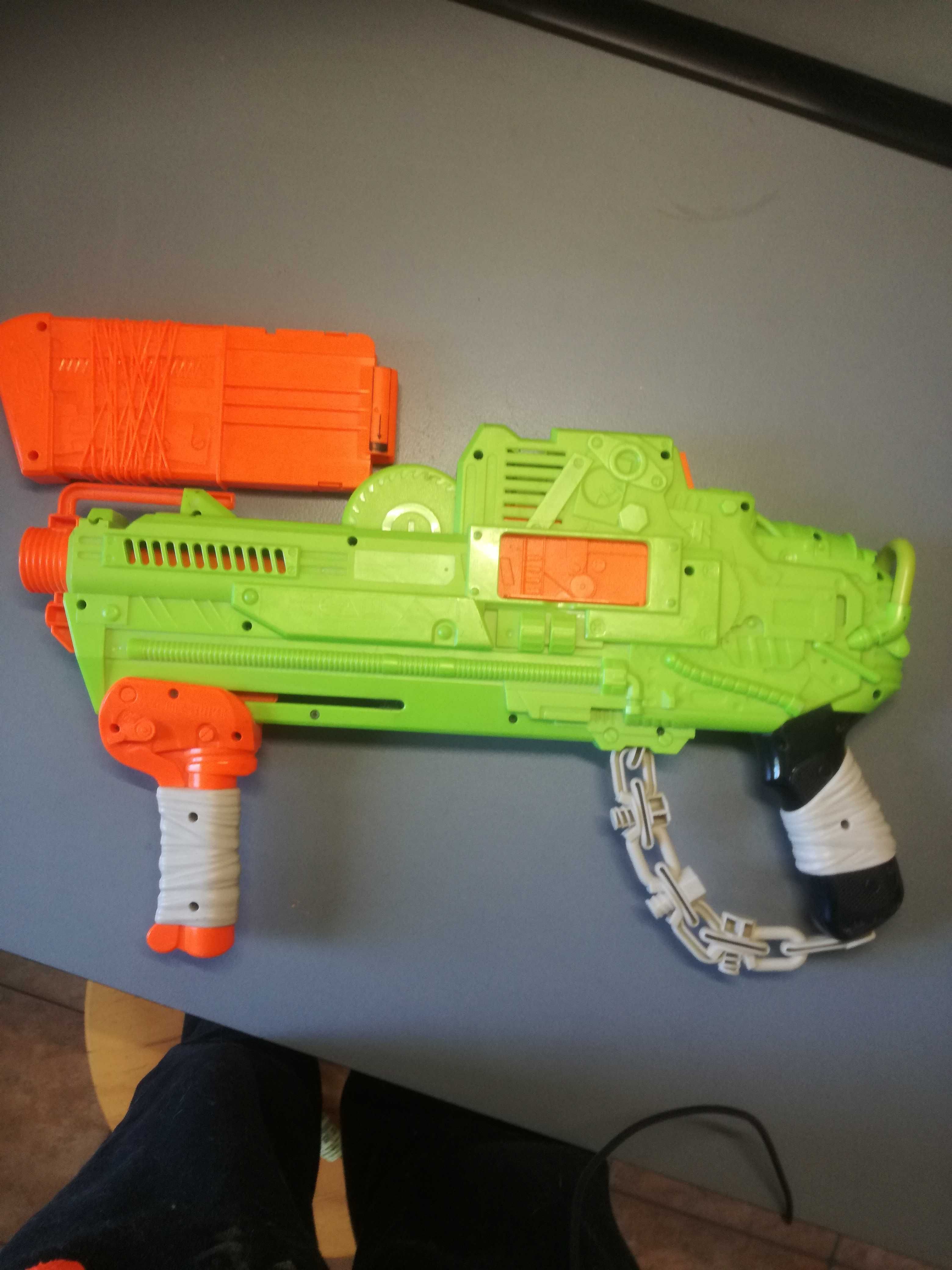 Nerf zombie strike maszynowy 100% sprawny.