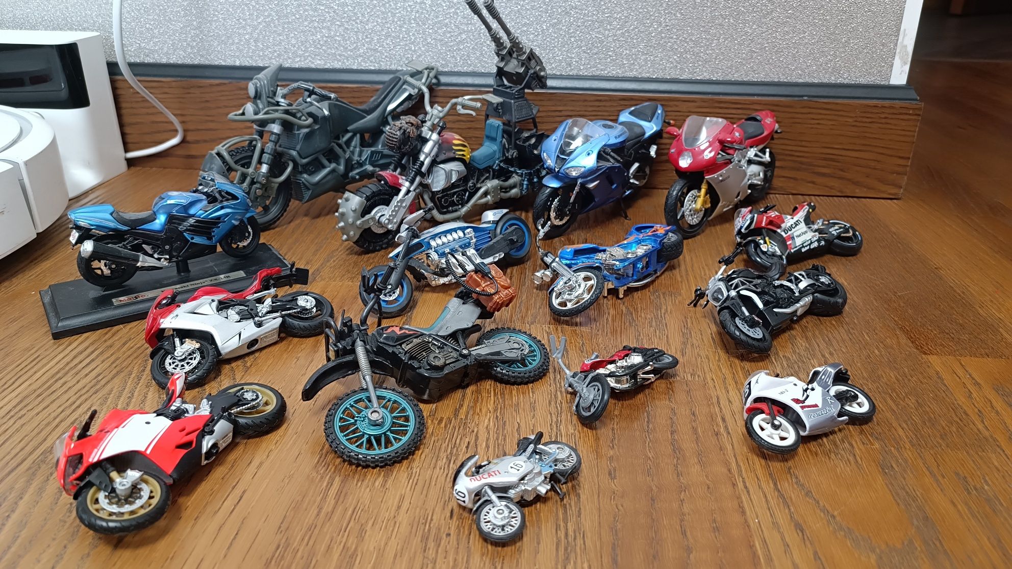 Колекция игрушек мотоциклы