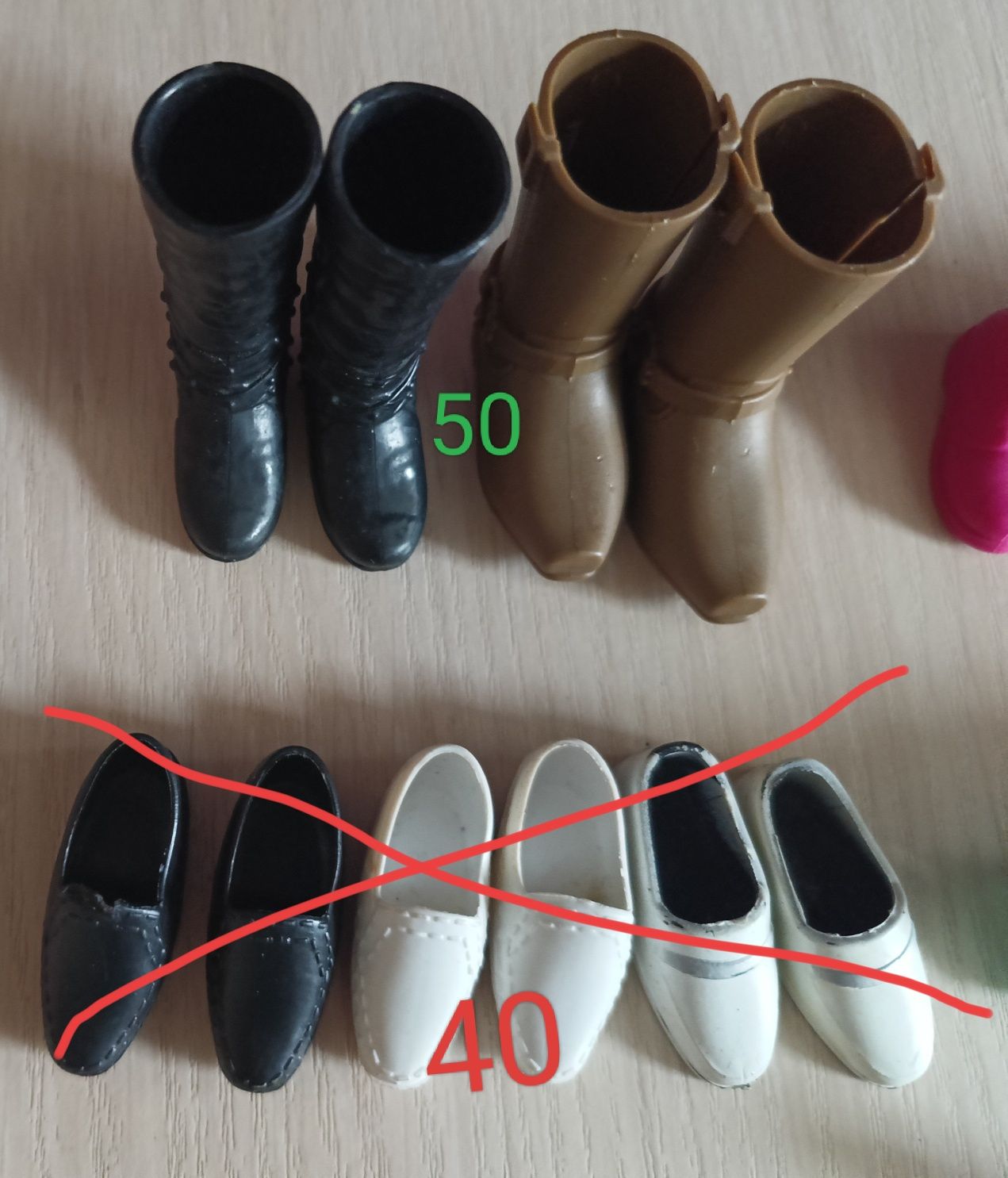 Взуття та різні аксесуари для барбі