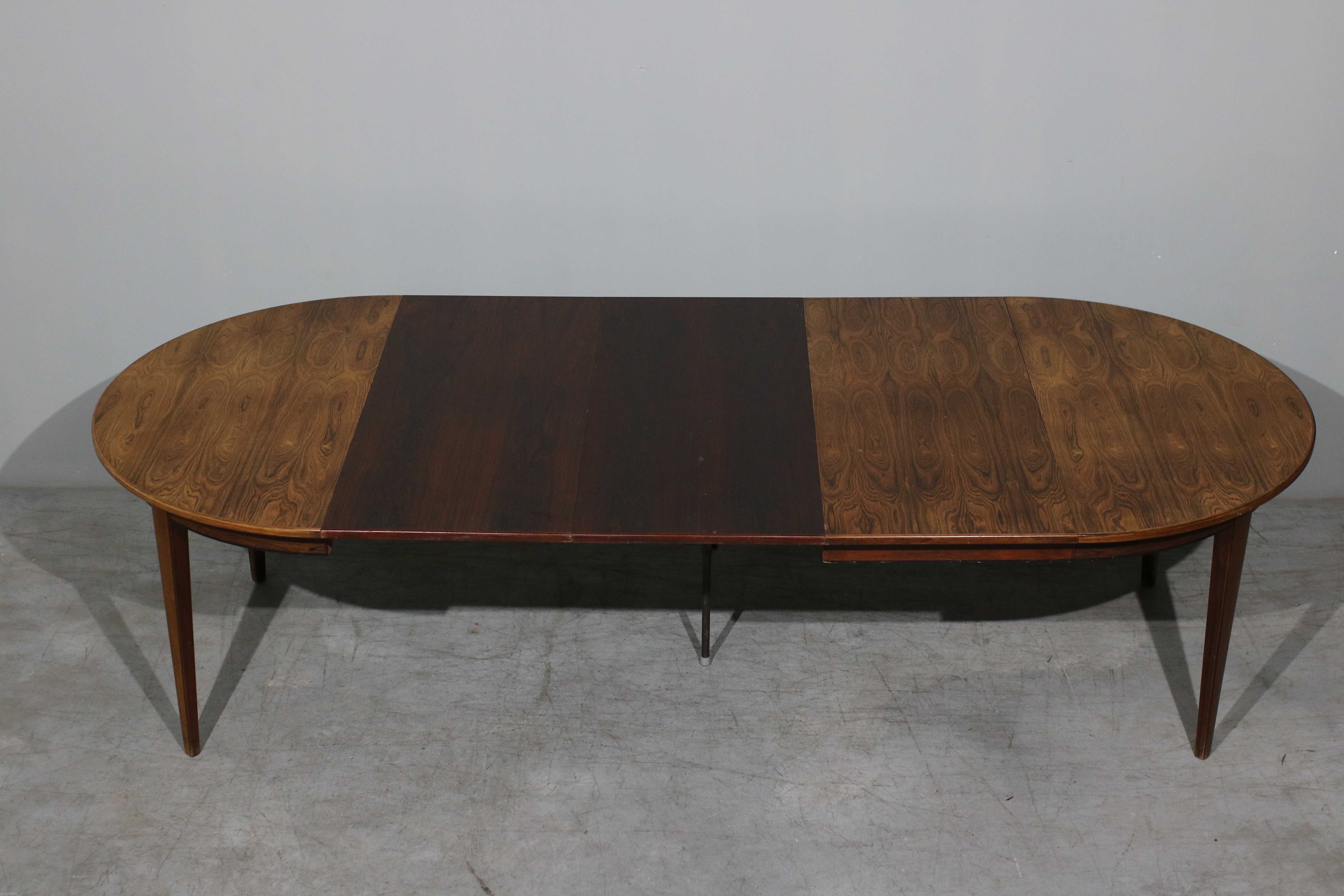 Mesa de jantar extensível Omann Jun modelo 55 em pau santo