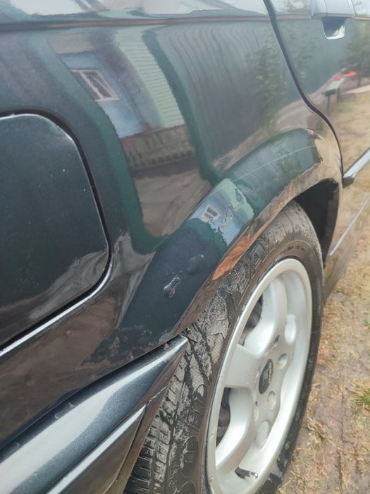 БМВ е 36  ,1993 року  ,обем 1,6 бенз.