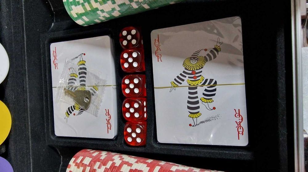 Подарунковий набір покер на 500 фишок, кості та дві колоди у кейсі